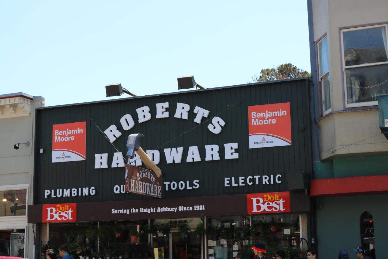 Roberts Hardware — curved, partly-occluded English lettering.